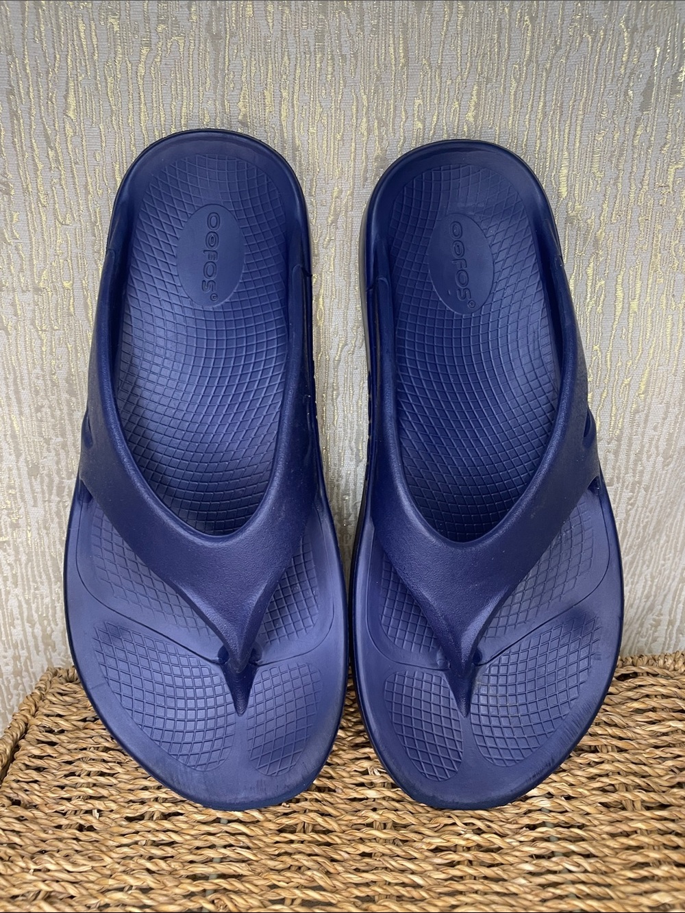 OOFOS Men's Navy Blue Recovery Flip Flops Sz 9 MINT